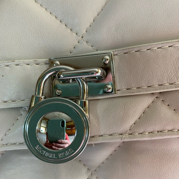 Fabulous, timeless, quilted handbag. - Picture 2 of 9